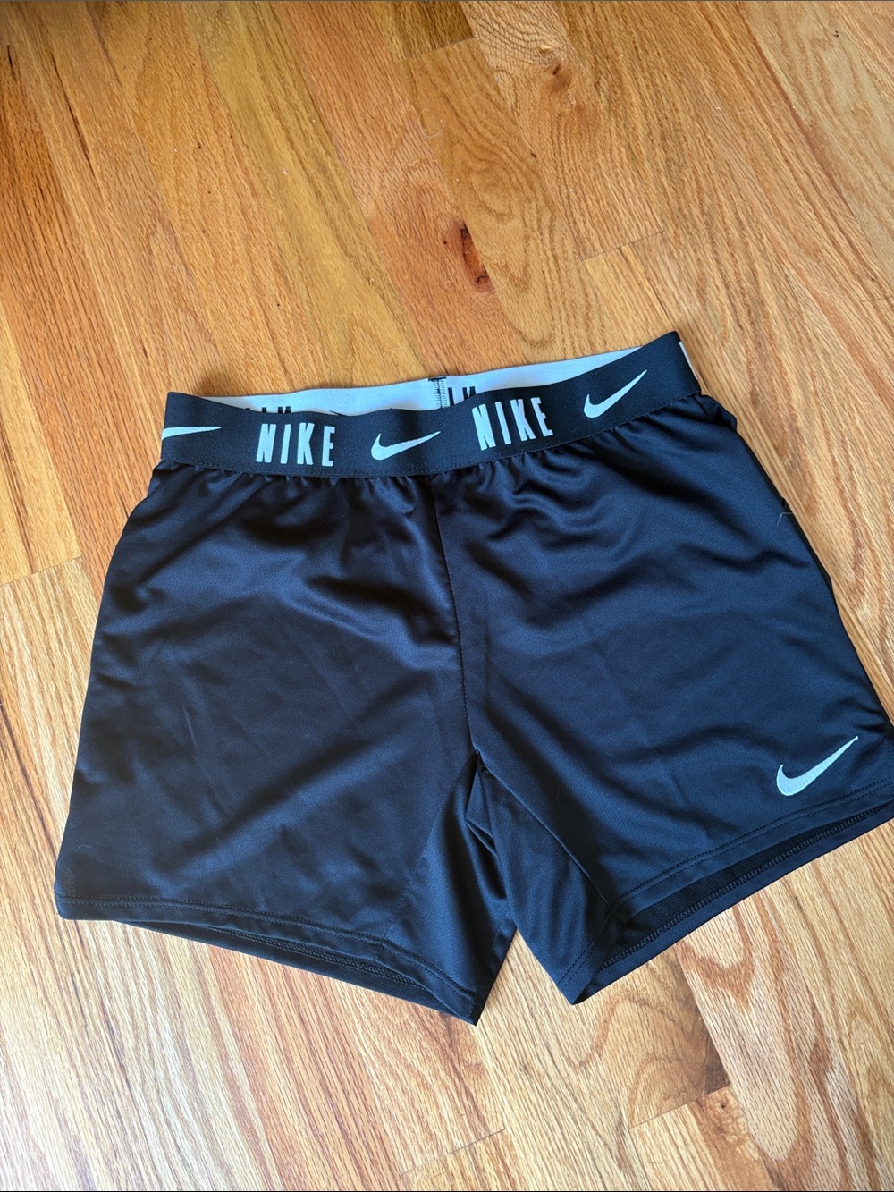 Nike Black girls Performance Athletic Shorts with Branded Waistband size medium